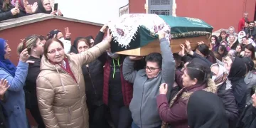 Tabutunu kadınlar taşıdı