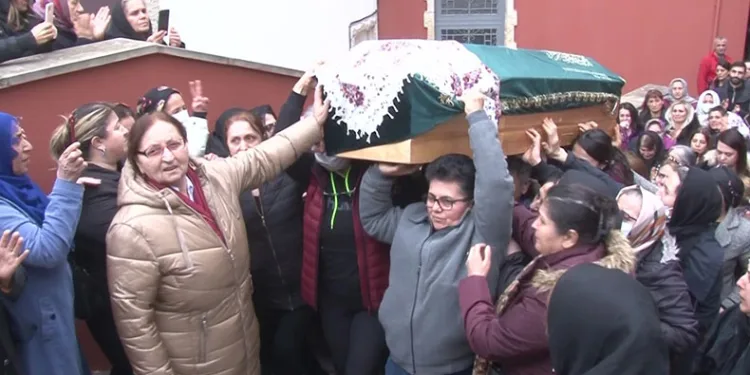 Tabutunu kadınlar taşıdı