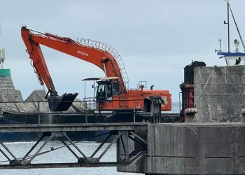 Tarak gemisi limanı temizlemeye devam ediyor
