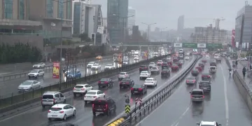 İstanbul’da sağanak yağış etkisini gösterdi