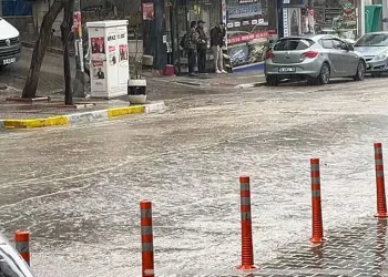 10 dakikada yollar göl oldu