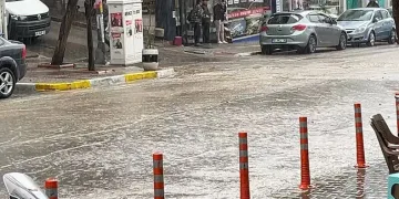 10 dakikada yollar göl oldu
