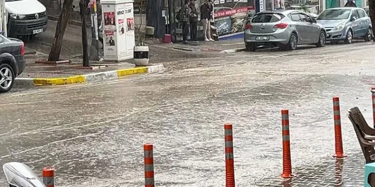 10 dakikada yollar göl oldu