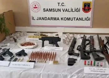 Tavan arasına gizlenmiş silahlar ele geçirildi