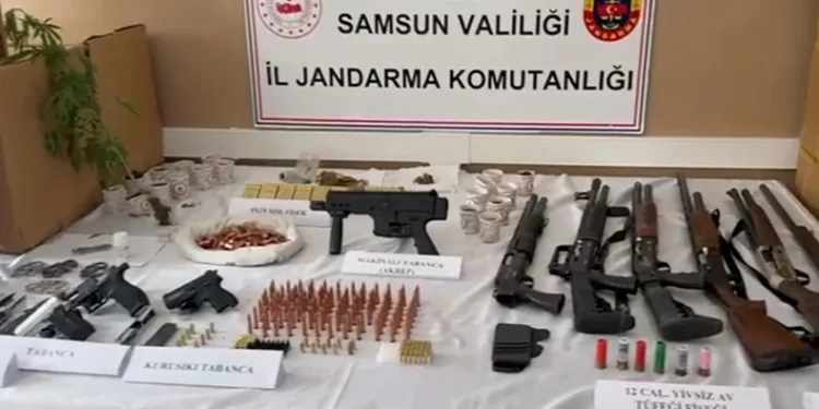 Tavan arasına gizlenmiş silahlar ele geçirildi