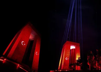 Şehitler Abidesi 18 Mart gününe özel ışıklandırıldı
