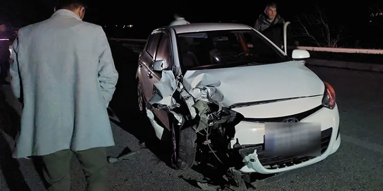 Burdur’da iki otomobil çarpıştı: 3 yaralı