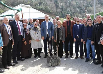 Başkan Ekim meyve fidesi dağıttı