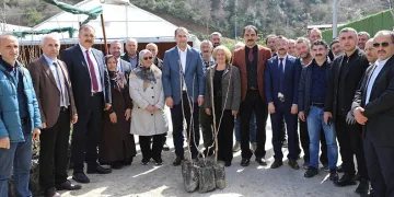Başkan Ekim meyve fidesi dağıttı