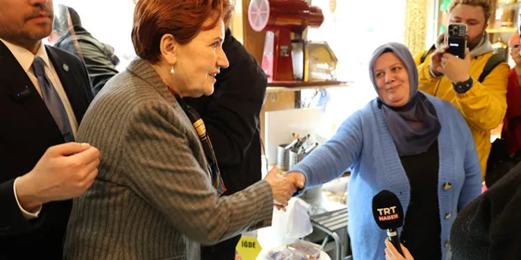 Meral Akşener Eskişehir’de esnaf ziyareti gerçekleştirdi