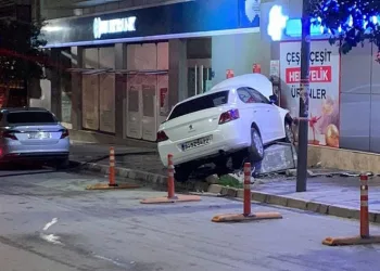 Kontrolden çıkan otomobil iş yerinin duvarına çaptı