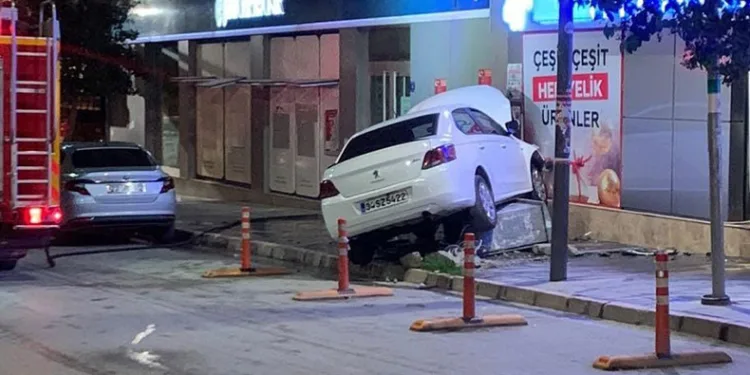 Kontrolden çıkan otomobil iş yerinin duvarına çaptı