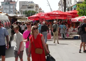 Perşembe pazarına turist yağdı, esnafın yüzü güldü
