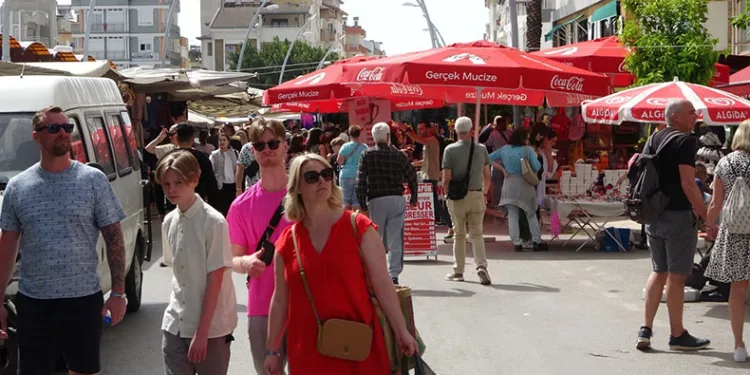 Perşembe pazarına turist yağdı, esnafın yüzü güldü