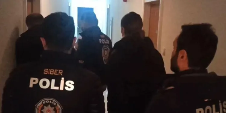 1 yıl boyunca kadın kılığına girerek kaçmış