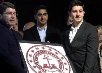 Bakan Tunç’a Adalet Bakanlığı logosu hediye edildi