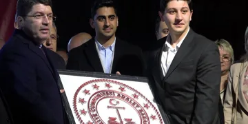 Bakan Tunç’a Adalet Bakanlığı logosu hediye edildi