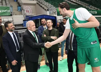 Şadi Özdemir Bursaspor Basketbol Takımı’nı antrenmanda izledi
