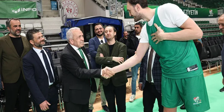 Şadi Özdemir Bursaspor Basketbol Takımı’nı antrenmanda izledi