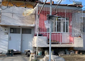 Burdur’da arazisini jandarmaya bağışlayan nineye plaket