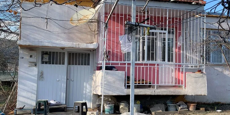 Burdur’da arazisini jandarmaya bağışlayan nineye plaket