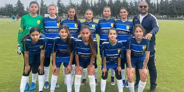 Okulun kız futbol takımı tüm maçlarını kazandı