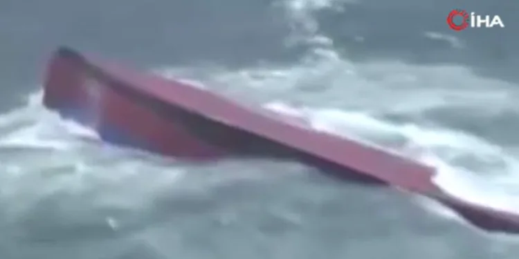 Kimyasal madde yüklü tanker devrildi