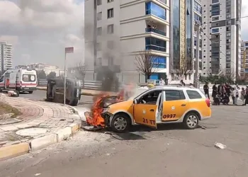 Diyarbakır’da çarpışan iki araçtan biri alev aldı