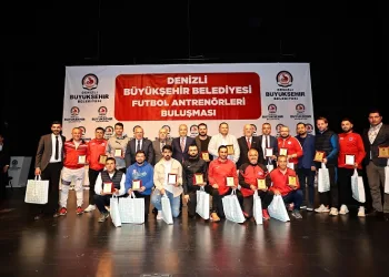 Denizli Büyükşehirden futbol antrenörlerine malzeme desteği