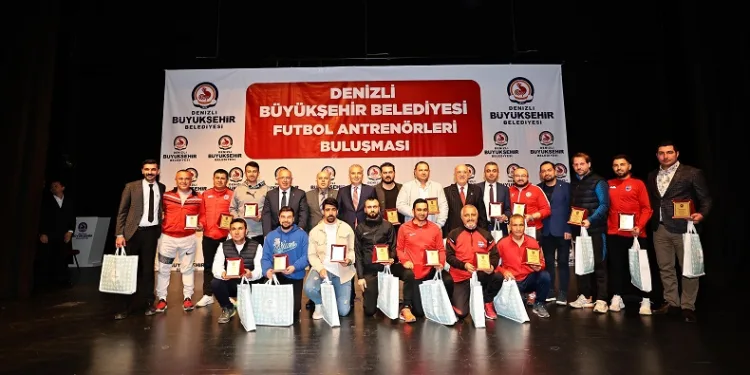 Denizli Büyükşehirden futbol antrenörlerine malzeme desteği