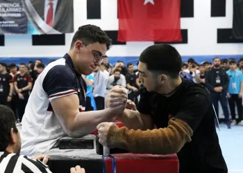 Türkiye Bilek Güreşi Şampiyonası heyecanı Samsun’da yaşanıyor