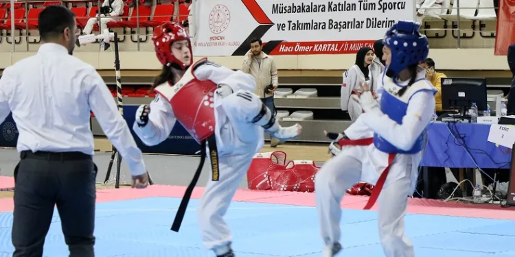 Erzincan’da Tekvando Okul Sporları Gençler Grup Müsabakaları başladı
