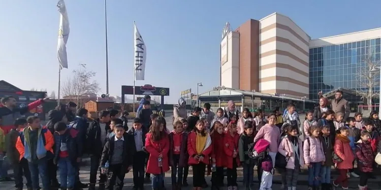 Taşradaki öğrencilerin hayallerini gerçekleştiriyor