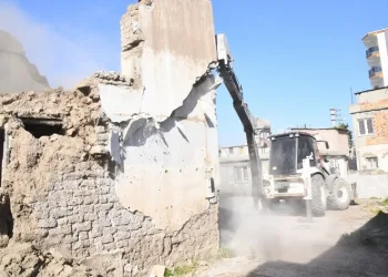 Osmaniye’de iki metruk bina, belediye ekiplerince yıkıldı