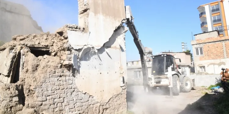 Osmaniye’de iki metruk bina, belediye ekiplerince yıkıldı