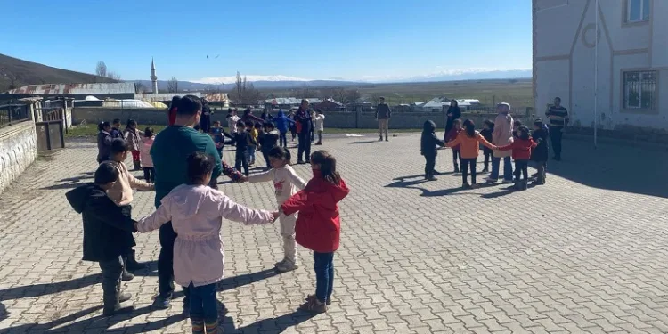 Öğretmen ve öğrencilere afet farkındalık eğitimi verildi