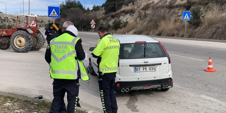 Traktör otomobille çarpıştı: 2 yaralı