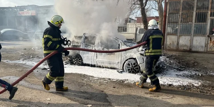 Park halindeki hurda araçta yangın