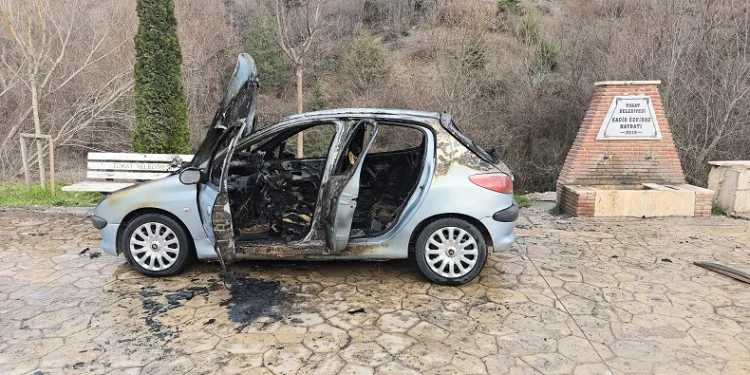 Yanan otomobil kullanılamaz hale geldi