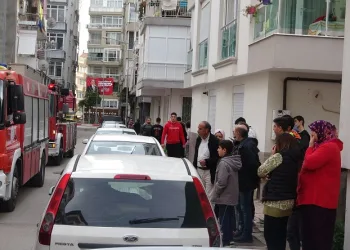 Antalya’da 4 katlı binada yangın paniği