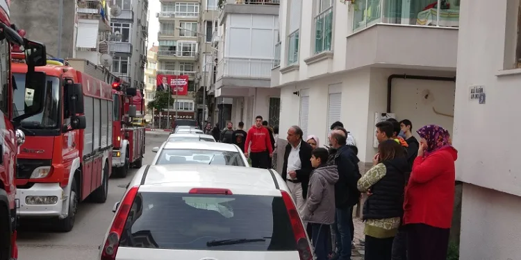 Antalya’da 4 katlı binada yangın paniği