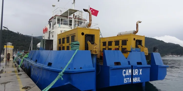 Marmaris’te deniz dibi temizliği için ilk tekne geldi