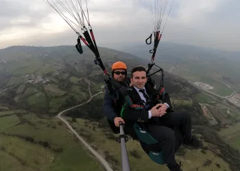 Projelerini paraşütle uçarak anlattı