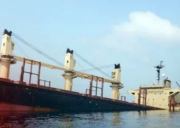 Husilerin Kızıldeniz’de vurduğu İngiliz gemisi battı