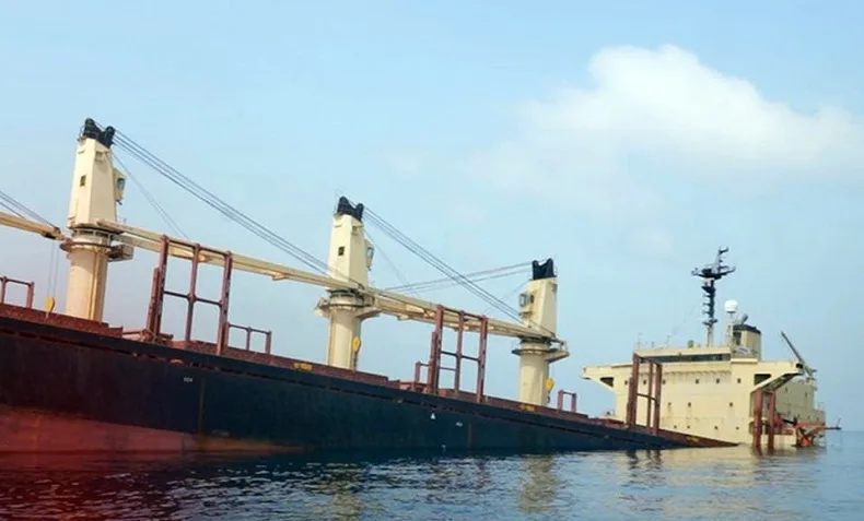 Husilerin Kızıldeniz’de vurduğu İngiliz gemisi battı