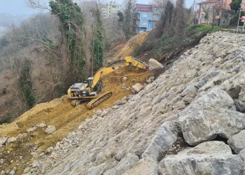 Alaplı’da heyelan riski olan yollara istinat duvarı örülüyor