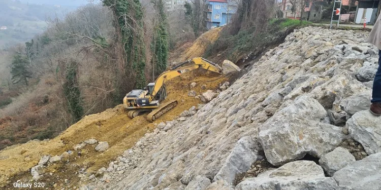 Alaplı’da heyelan riski olan yollara istinat duvarı örülüyor