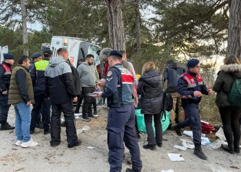 Kartalkaya yolunda freni boşalan minibüs devrildi