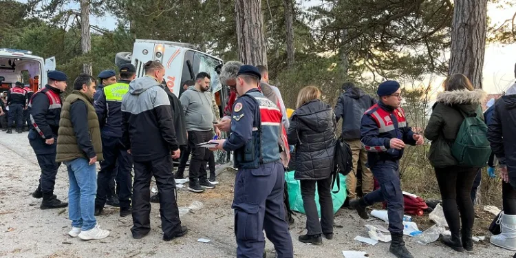 Kartalkaya yolunda freni boşalan minibüs devrildi