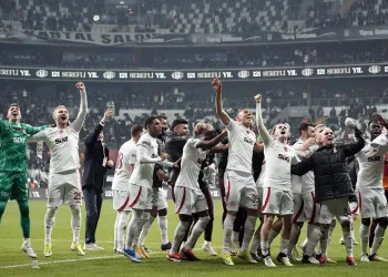Galatasaray galibiyetini taraftarıyla kutladı